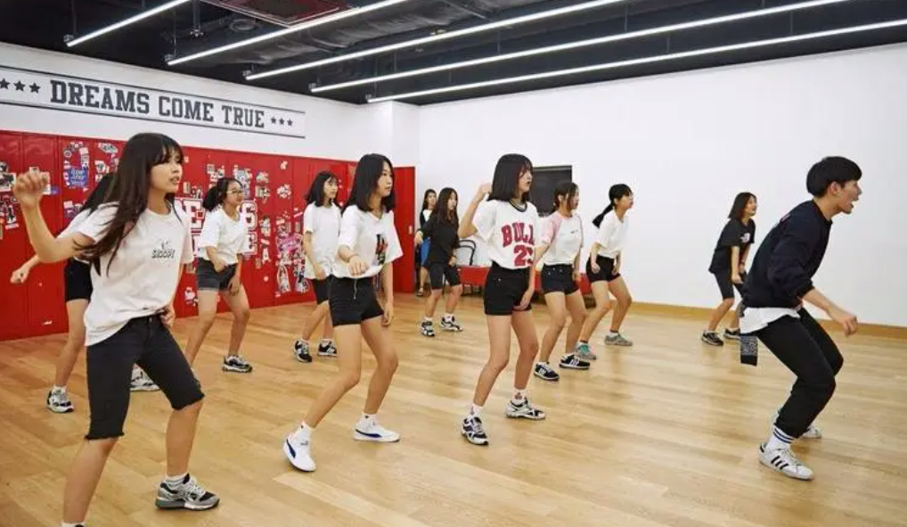 城市里的新中产流行跳K-POP_百科TA说