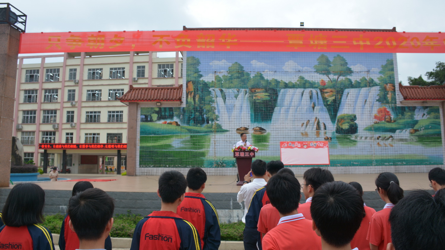 贵港市覃塘三中
