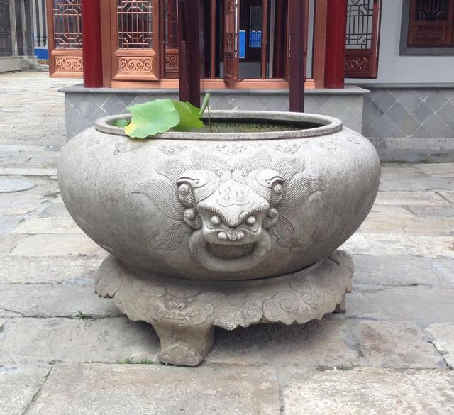 中国清時代染付大缸 为什么中国古代的富人喜欢在院子里放水缸?_百科TA说