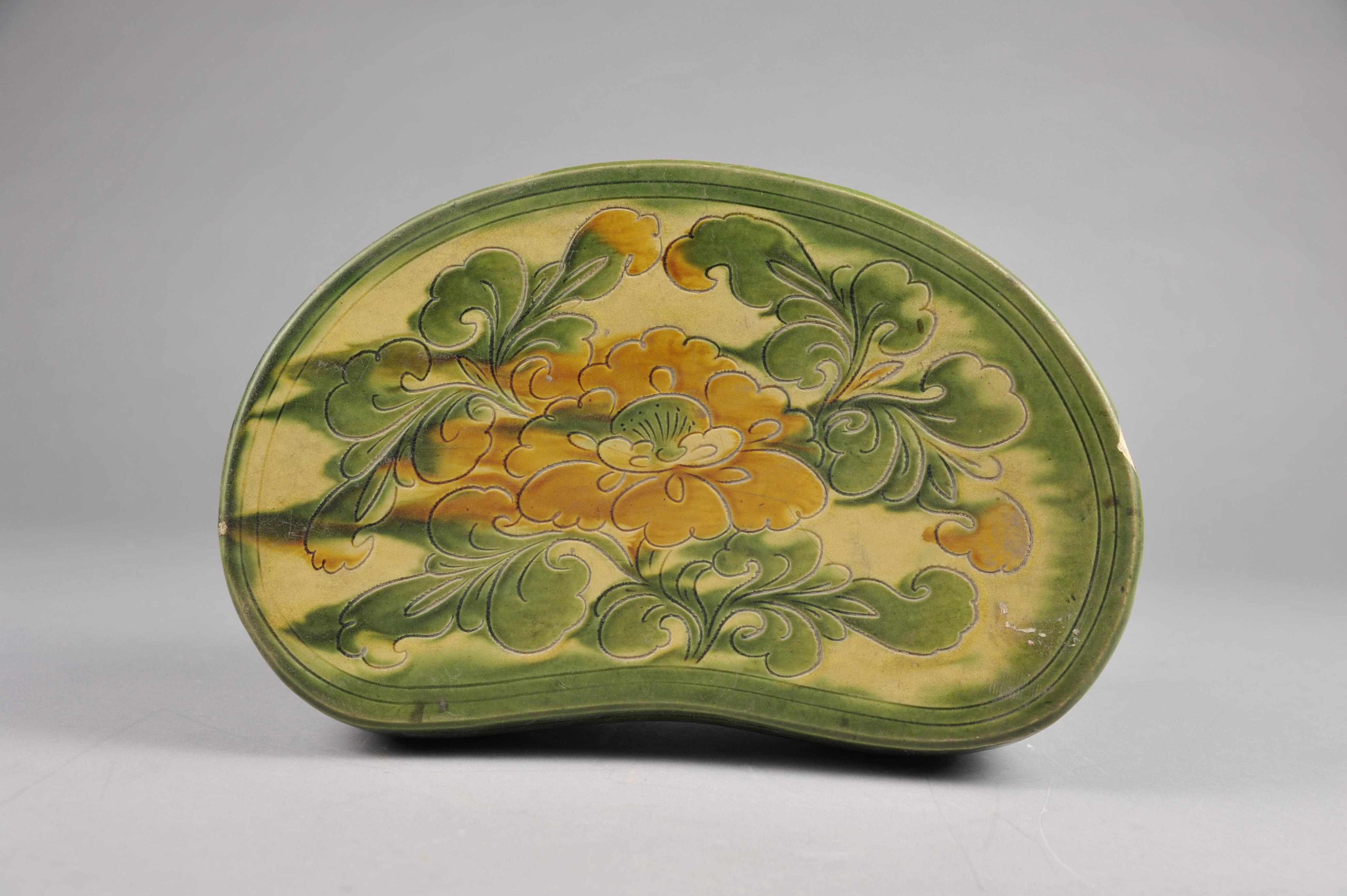 宋三彩牡丹纹枕