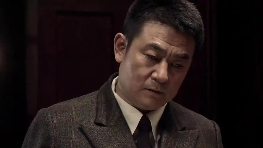 ">鲁明,是剧情片《 a target="_blank" href="/item/悬崖/5248839"