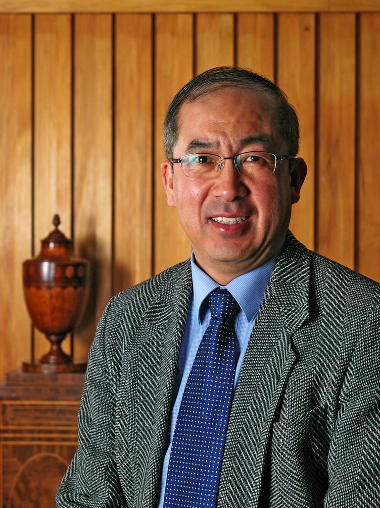  p>袁博平,英籍华人,知名的英语语言应用学专家.
