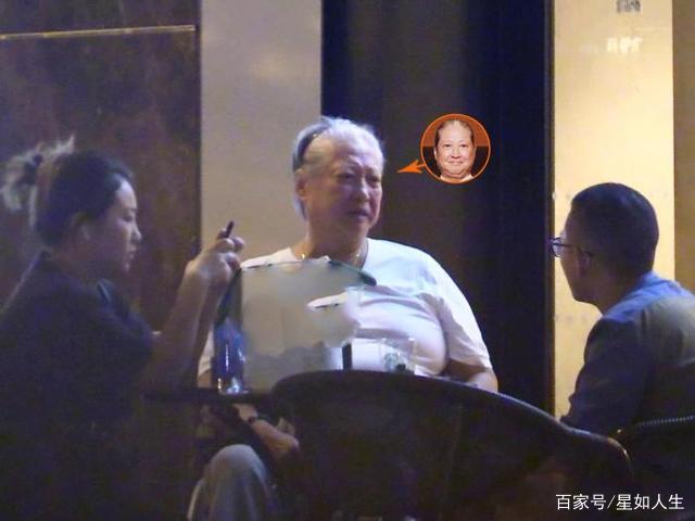 偶遇洪金宝在街头抽雪茄，满头白发肚大如球，却被大金链抢镜！_百科TA说