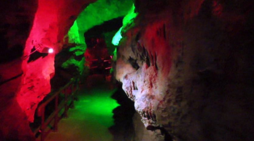  p>茅山仙人洞原称"蓬壶洞",因古人在此洞中潜心修道,最终得道升仙,而