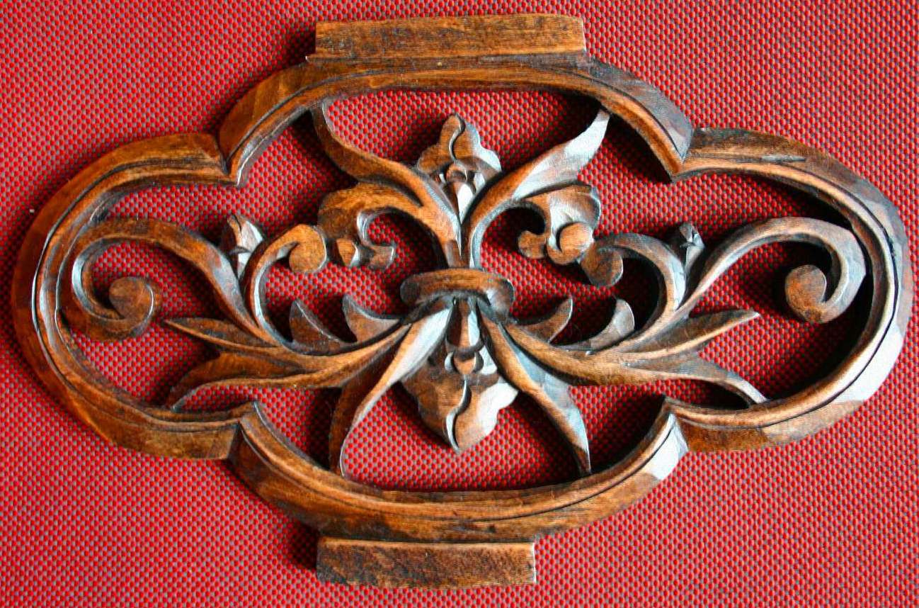  p>木雕窗花是反映在门窗上各种花纹的简称,窗花按形状分一般有:长