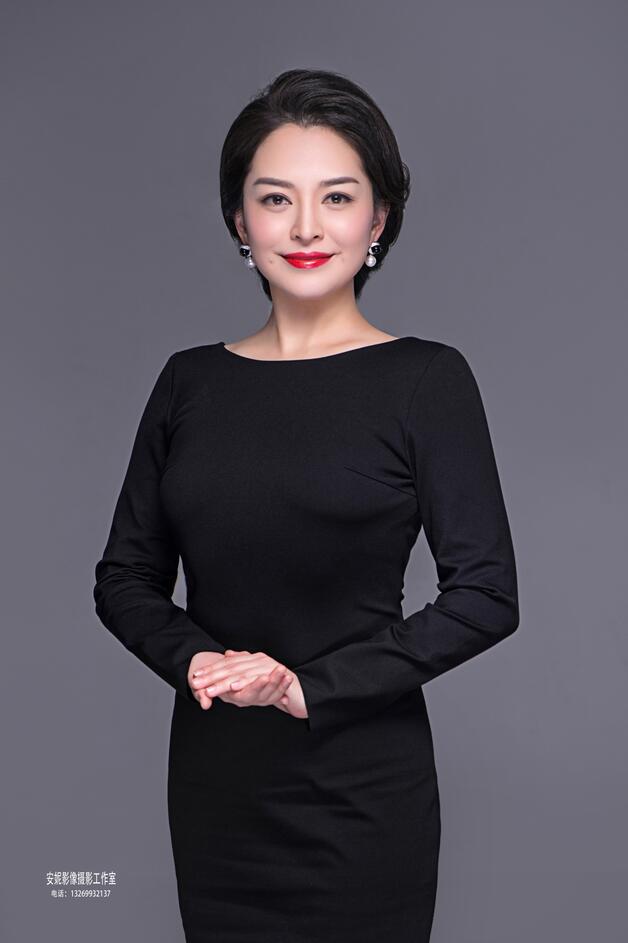 族,1981年3月21日出生于辽宁省沈阳市,中国内地新闻播音员,节目主持人