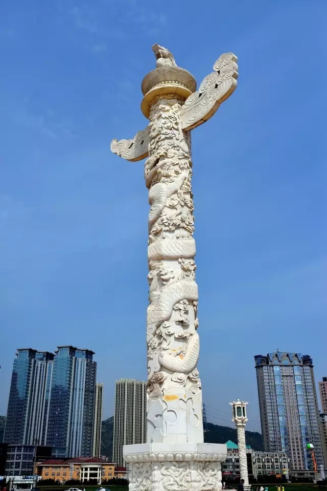  p>位于大连 a target="_blank" href="/item/星海广场/950266" data