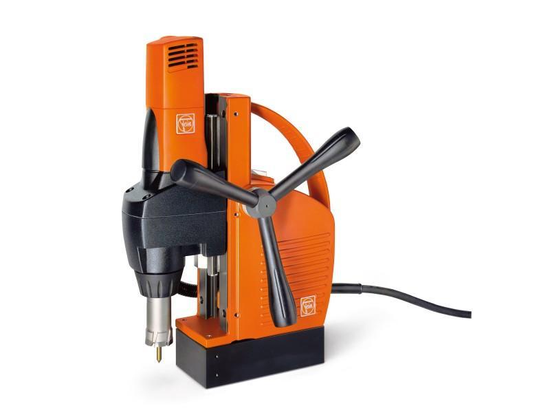 底座的电磁铁产生磁场,吸附在钢件上,然后磁力钻电机高速运转带动钻头