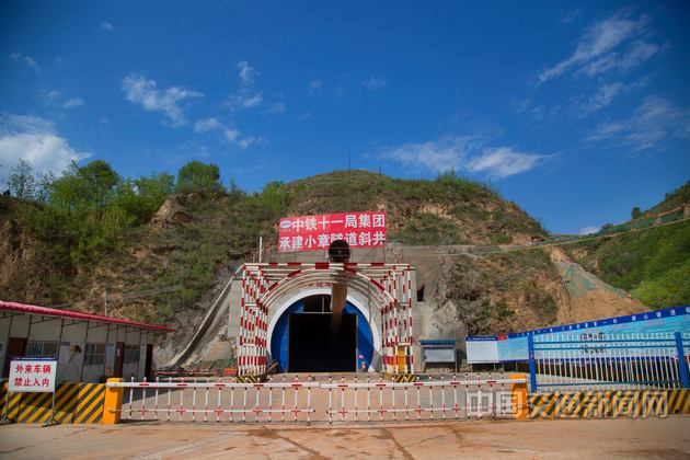 它与储车线组成斜井井底车场的一部分,适用于倾角小于30°的串车提升