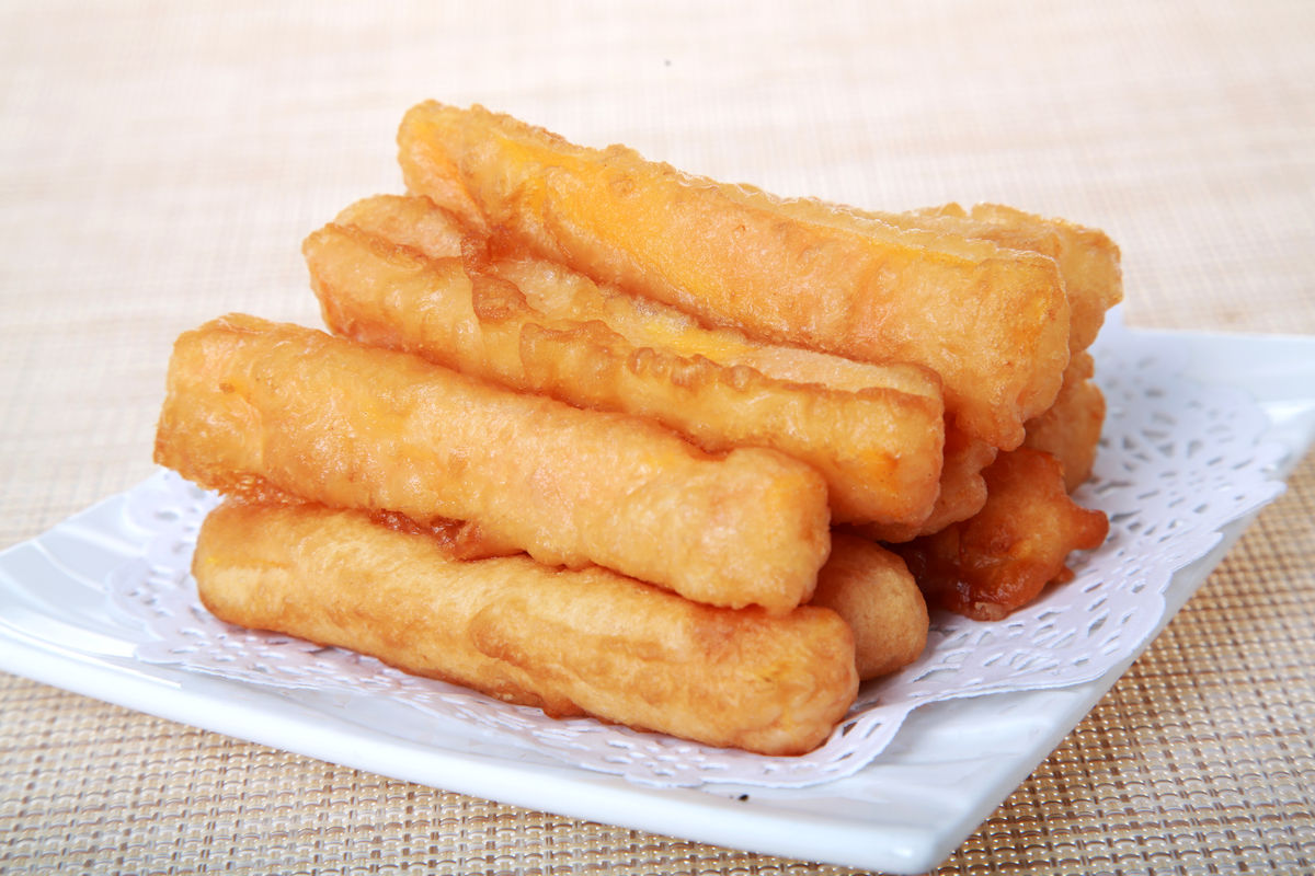 面食,长条形中空的 a target="_blank" href="/item/油炸食品/4095657