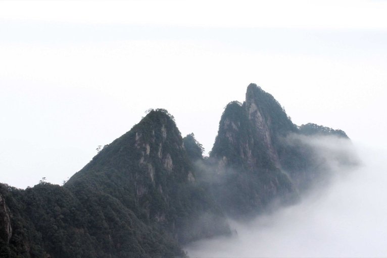  p>猛坑石山脚处是 a target="_blank" href="/item/相思/5525" data