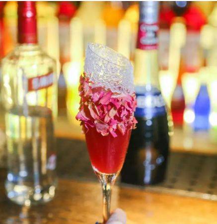  p>"烈焰红唇"是传统鸡尾酒的首选.同"sex on the beach"如出一辙.