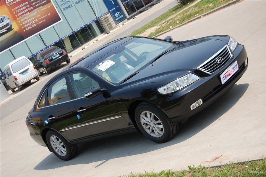  p>雅尊是韩国现代公司推出的前轮驱动模式高级轿车,从1986年开始生产