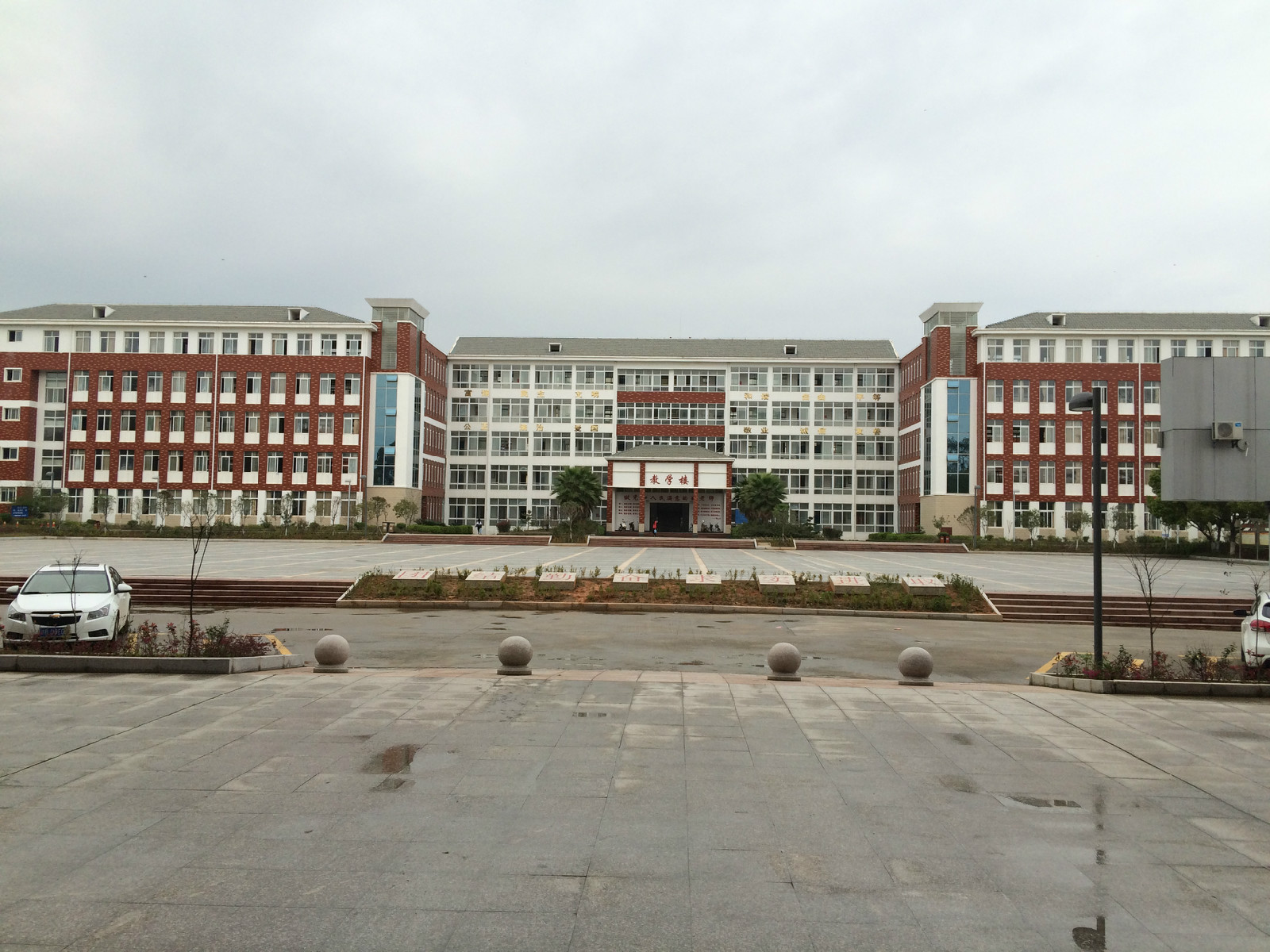  p>瑞金第一中学,是一所历史悠久,颇有影响的 b>江西省首批优秀重点