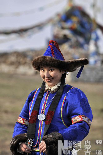  p>鄂温克族属于通古斯人种,其服饰的原料主要为兽皮,满洲,锡伯族等