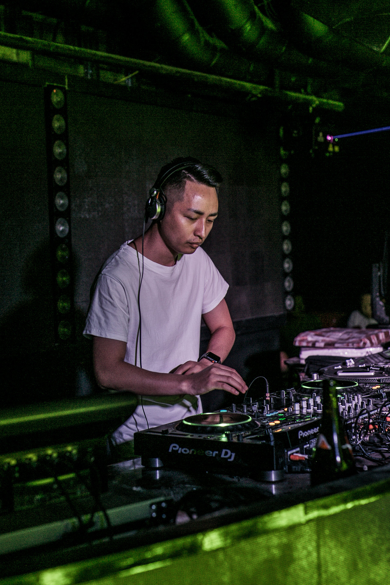 他不仅仅只出现于各大夜店,也成为各大音乐节和各类商业活动