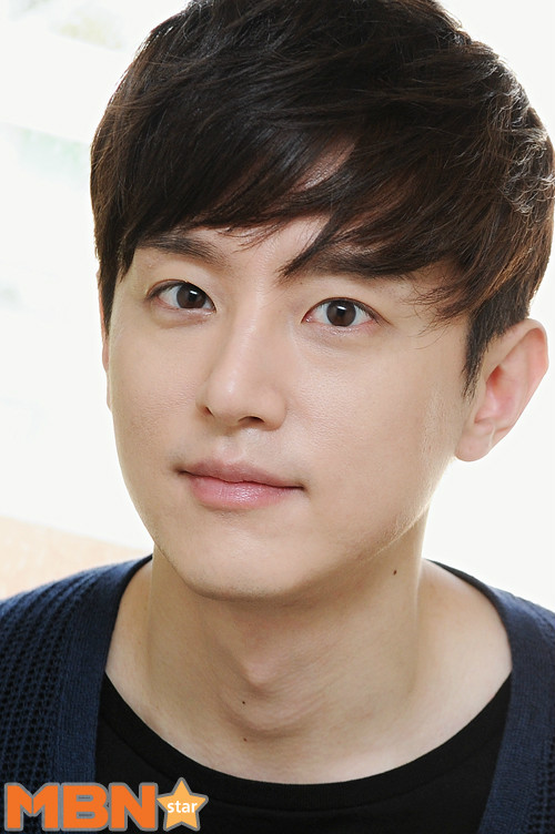 本名权世仁,2012年转入经纪公司saram entertainment时将名字改为权律