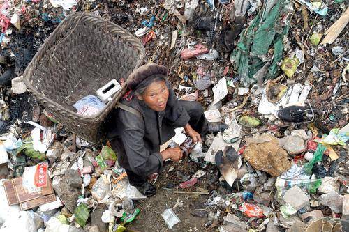 拾荒者出现于街道,商场,住宅后巷,垃圾堆填