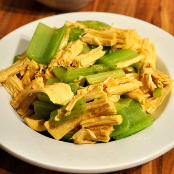西芹烧腐竹