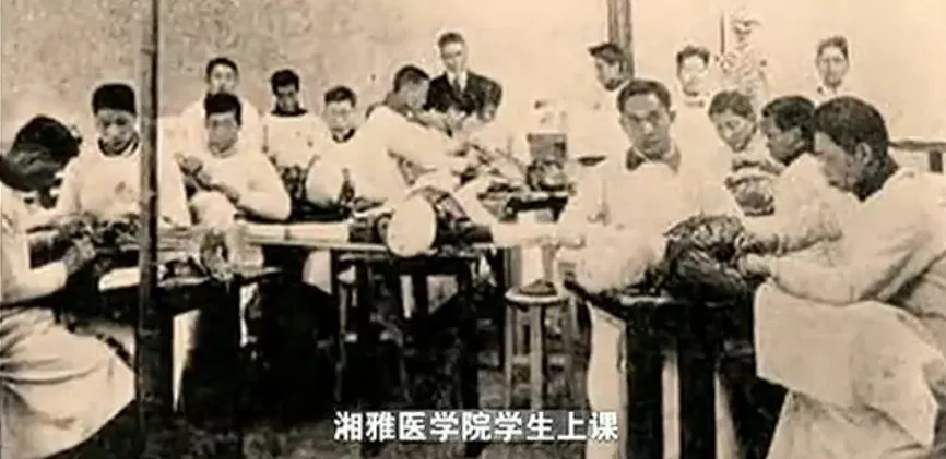 他撑起了中国近代医学的半边天，却被亲手创办的医院拒之门外_百科TA说