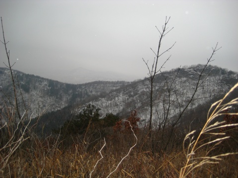 大黑山古名黑峰岭,东西向穿越可以登高望远,春夏秋自然风景各异,别有