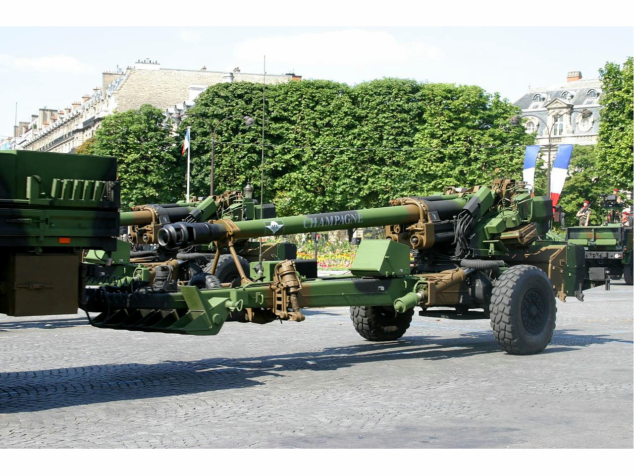 该炮由法国地面武器工业集团于1976年开始研制,法国陆军计划订购180门