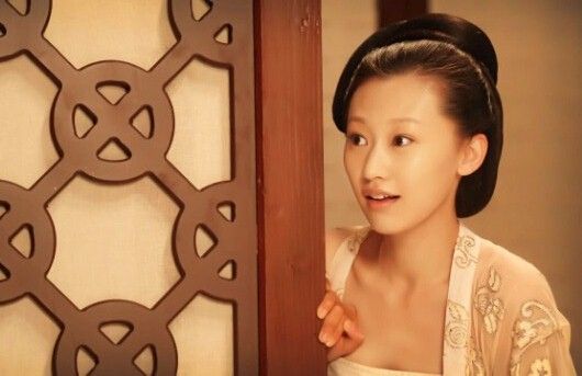 冯丰,《拐个皇帝回现代》女主角,由袁中方饰演