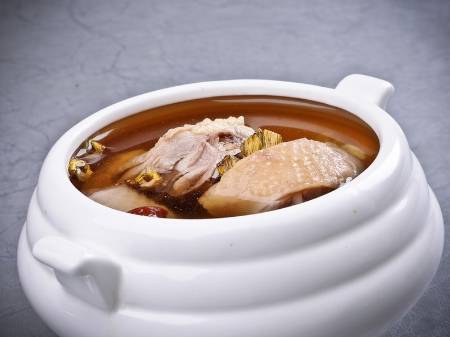  p>石斛麦冬煲鸡是以麦冬,鸡等为主要食材制作的美食. /p>