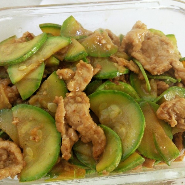  p>西葫芦炒肉是一道由西葫芦,瘦肉,油,盐等材料制作而成的家常菜.