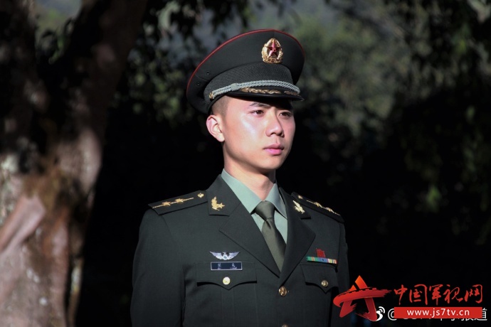 ">四川 /a>宜宾人,汉族,2006年入伍,1990年6月出生,中共党员,中尉军衔