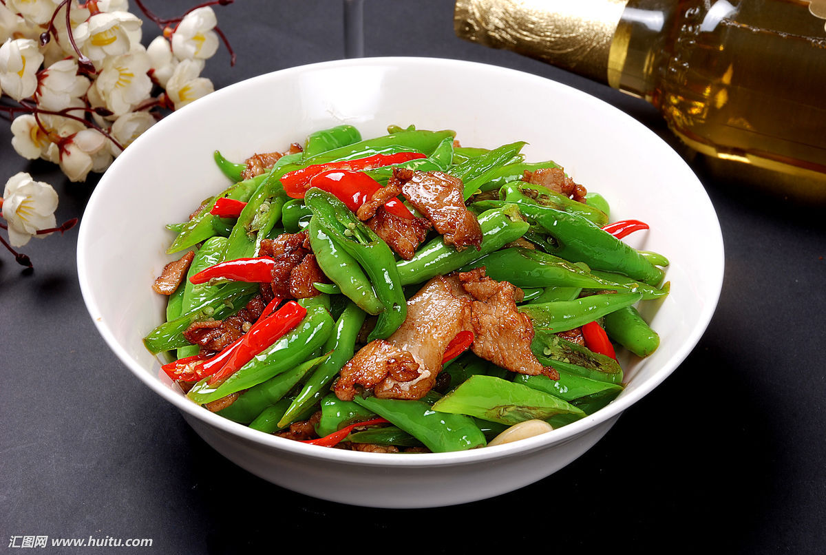 p>杭椒小炒肉:看菜和肉如何在锅中一气呵成是五花肉和姜和蒜等食材制