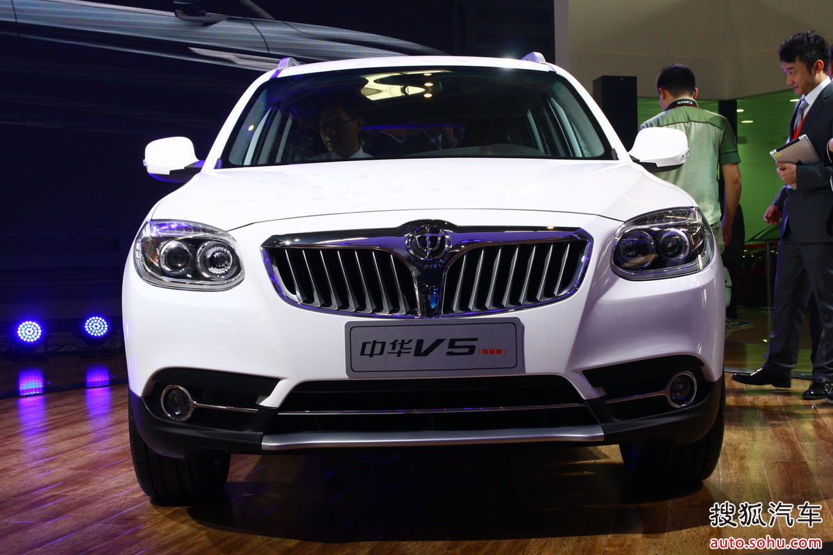  p>中华v5是中华汽车推出的首款suv车型,车头线条圆润,前保险杠非常