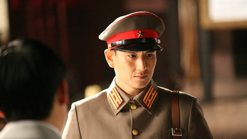  p>《京城往事》是根据小说《千年之光》改编的动作喜剧电影,由郑勇基