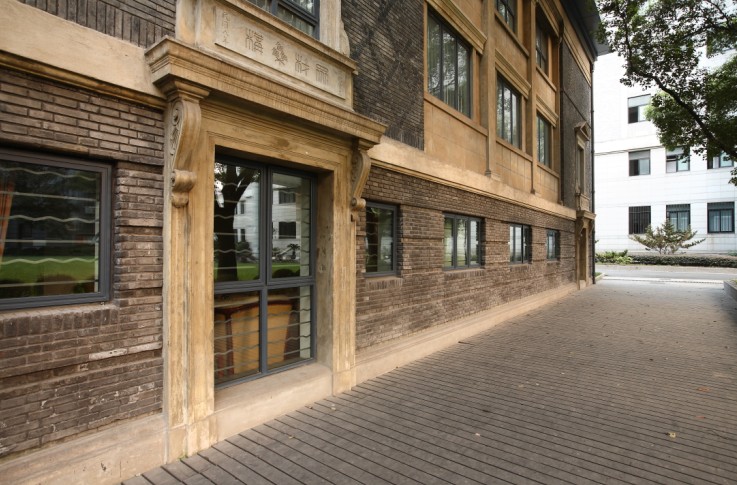  p>上海市第八中学是一所具有150余年历史的老学校,历经沧桑巨变.
