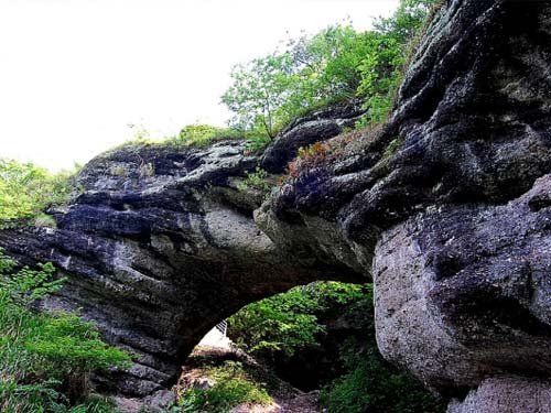  p>石鹅岩为位于武义县城西7公里处的桃溪滩乡境内的一处风景区.