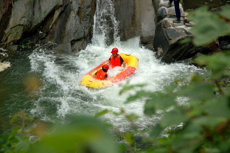 奉新县 /a>,景区交通便利,俗称"漂流独家兽,江西仰天峡"距南昌市区仅