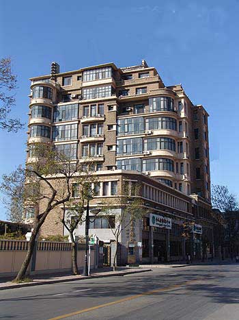  p data-id="gnwujlu5bb">利华大楼位于天津和平区解放北路114号,建于