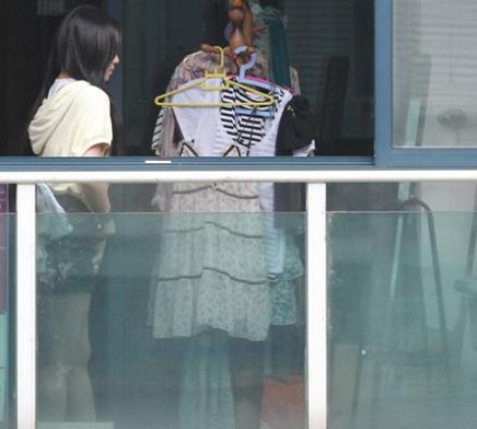 里面讲了作者对面楼住了一位美女,然后作者每天偷拍美女照片并整理发