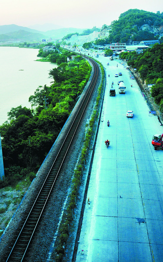 lemmaid="11038663">漳厦铁路 /a> ,整个福建在铁路交通上一片空白