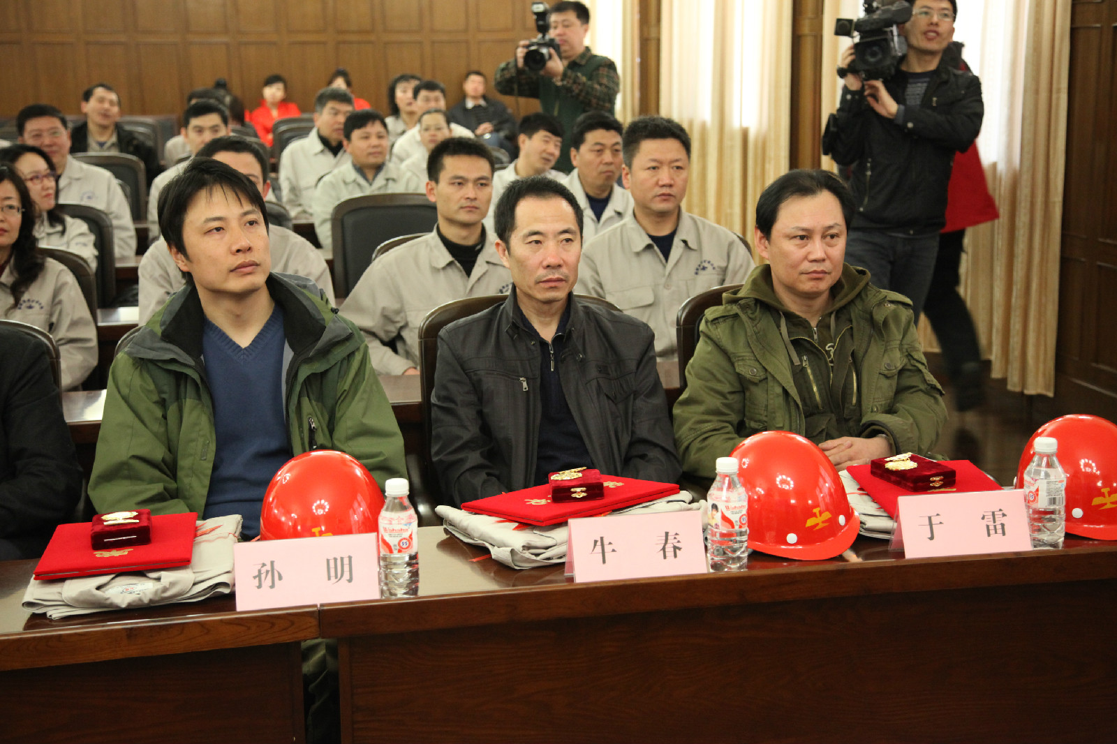  p>于雷,男,1964年出生于辽宁省 a target="_blank" href="/item/沈阳