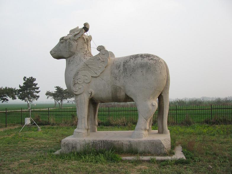 是武则天母亲杨氏陵墓前石雕群像.