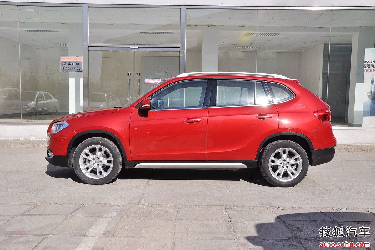  p>中华v5是中华汽车推出的首款suv车型,车头线条圆润,前保险杠非常