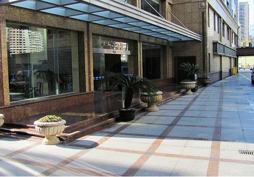  p>东鼎大厦位于黄浦区西藏南路与斜土东路交叉口,轨道交通8号线西藏