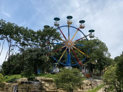  p>龙溪生态游乐园位于金华市义乌市佛堂镇. /p>