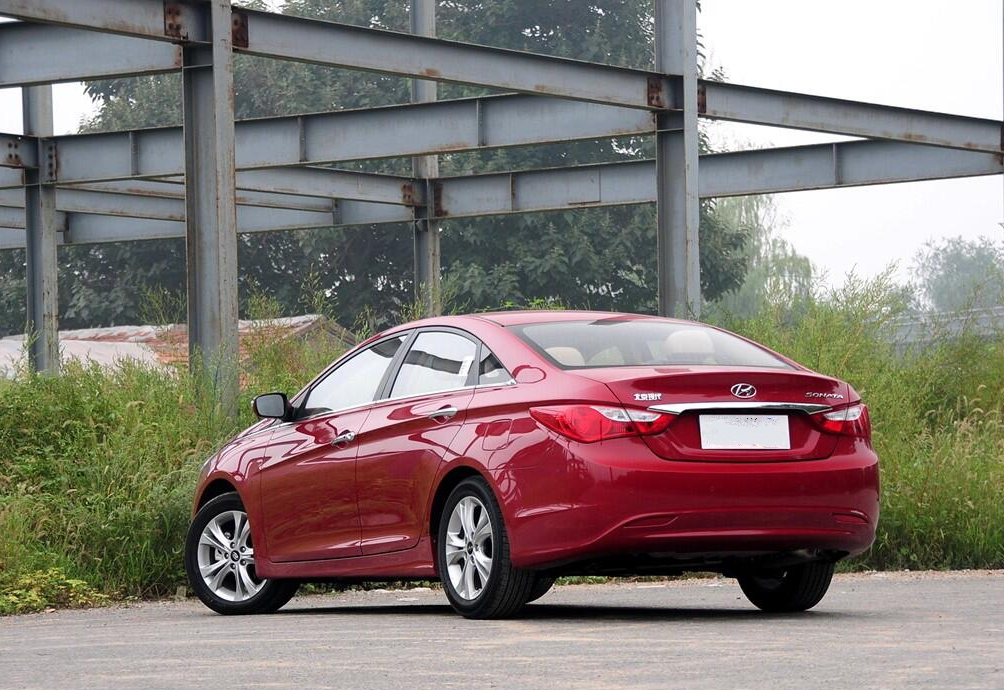 索纳塔八2011款2.0l自动尊贵版是北京现代公司开发的一款中型汽车