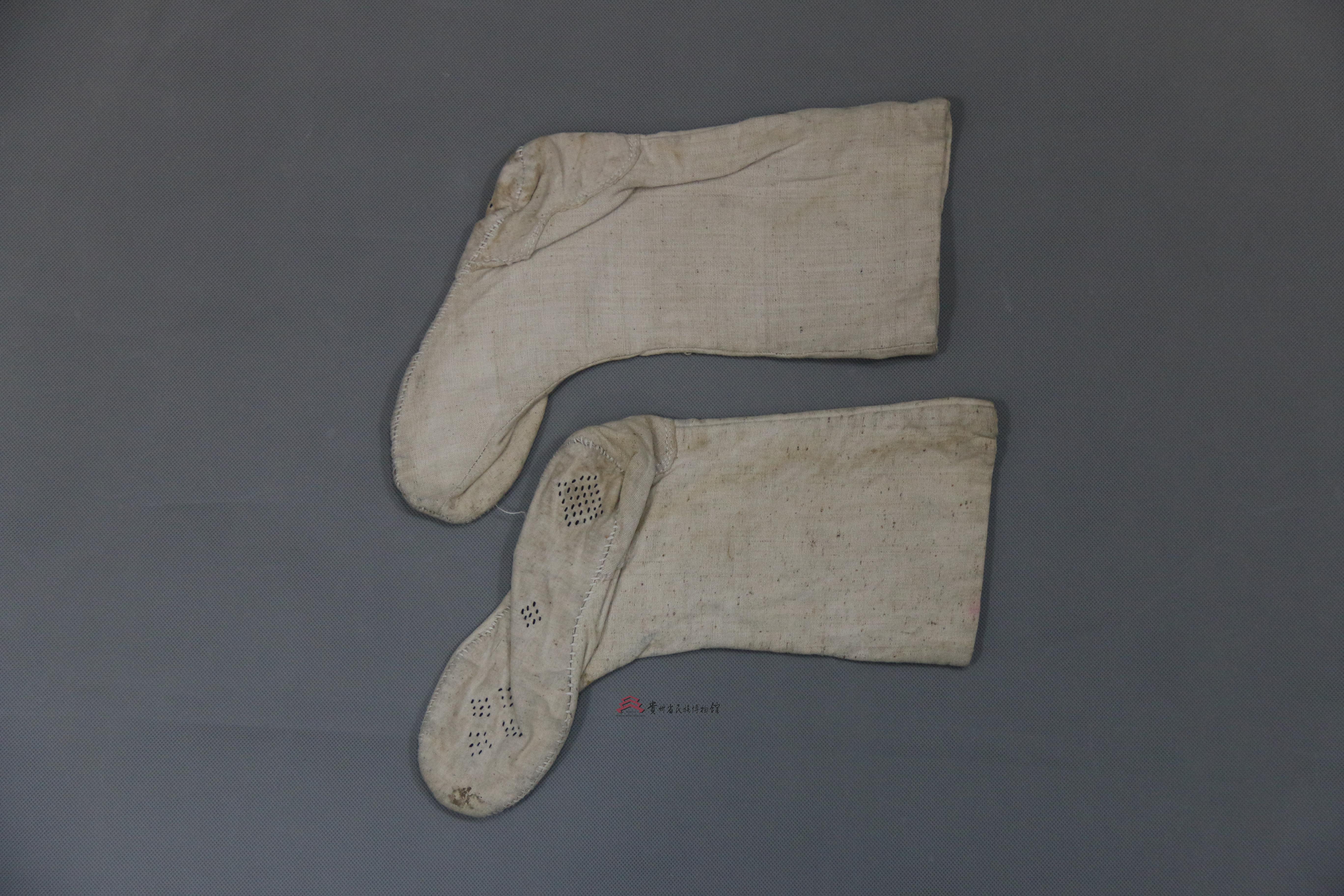 当代荔波布依族白布高筒袜