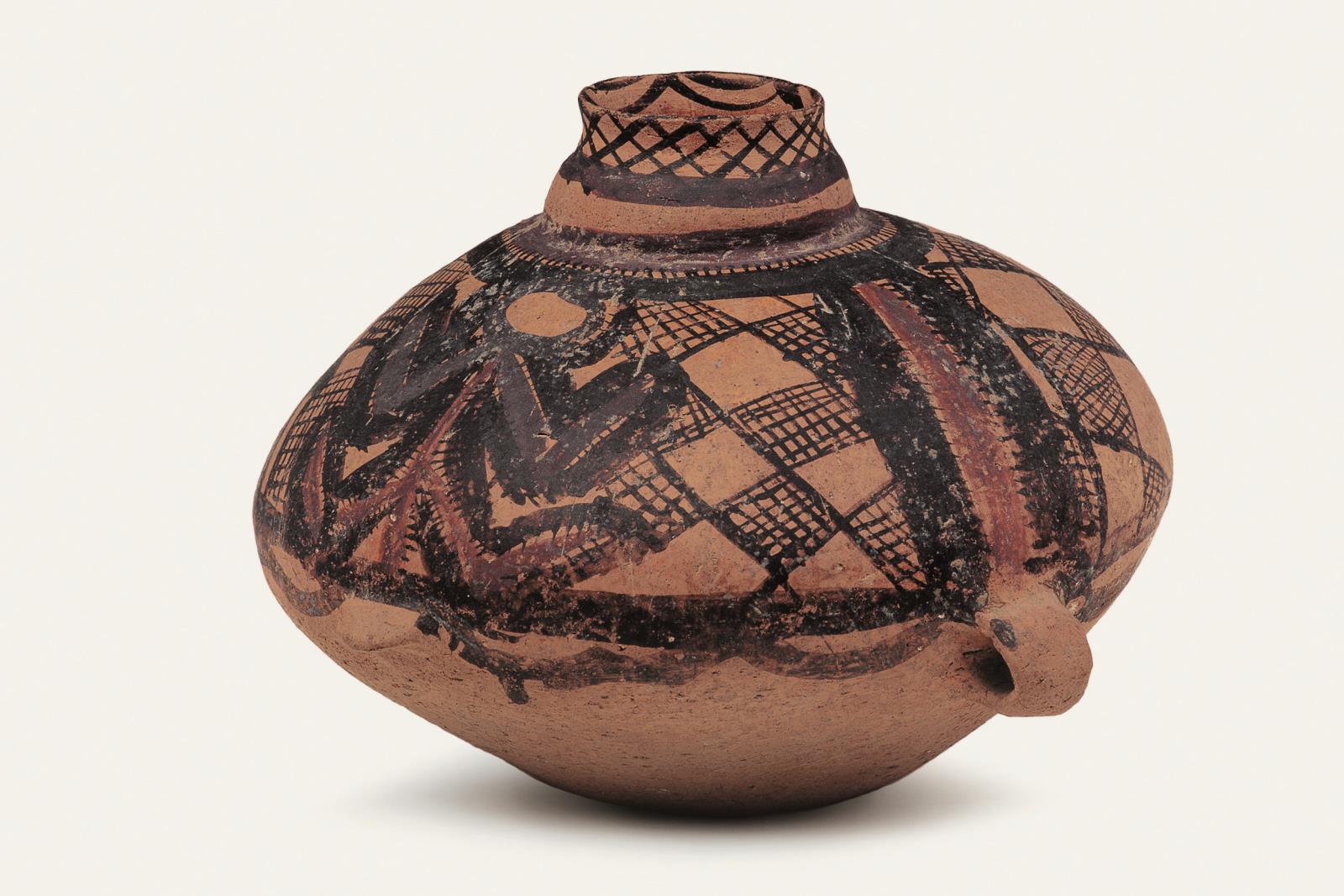 马家窑文化菱格纹单耳彩陶壶