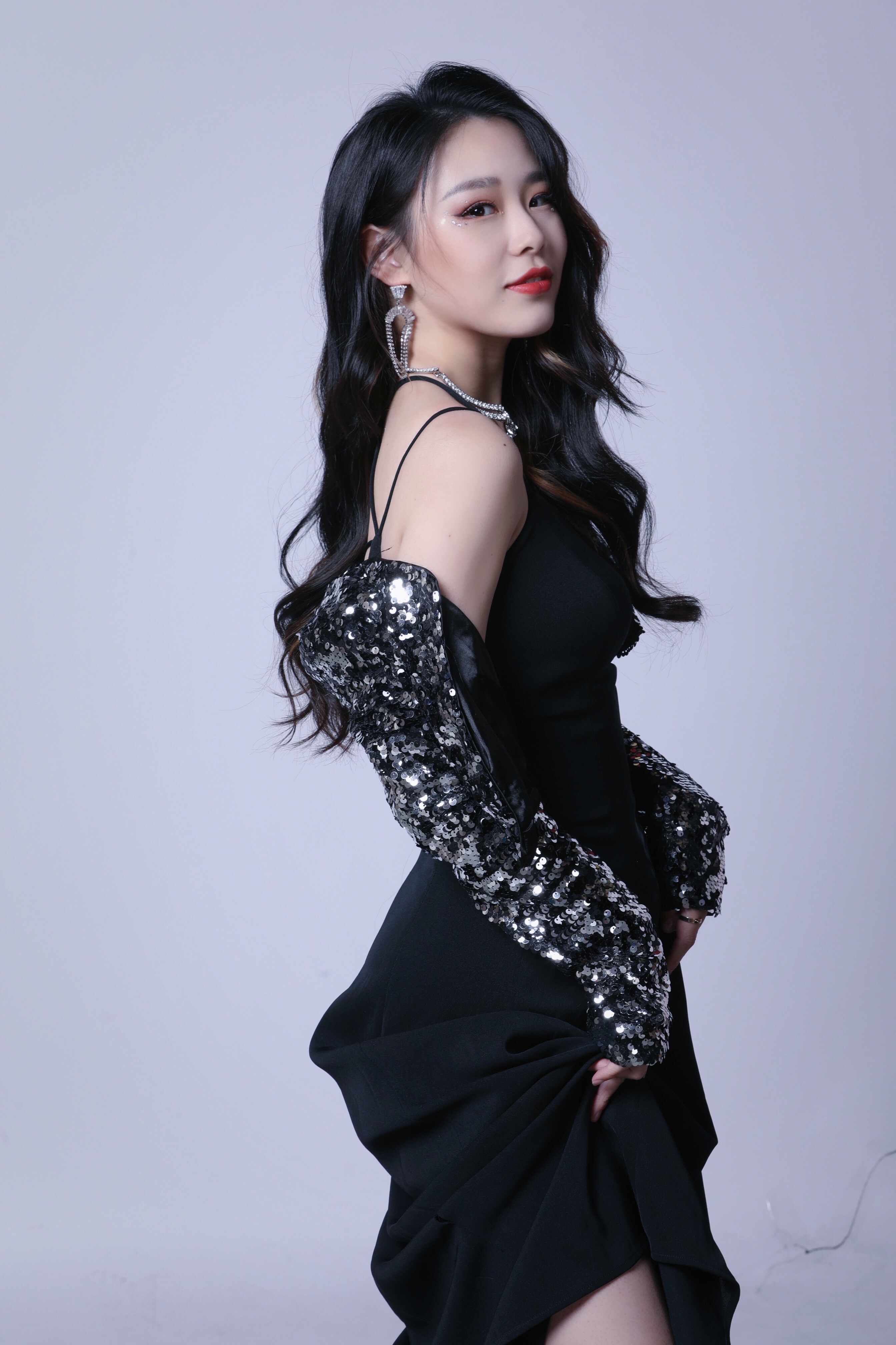 她是一位可甜可a的live型小姐姐,歌手,影视演员,自由