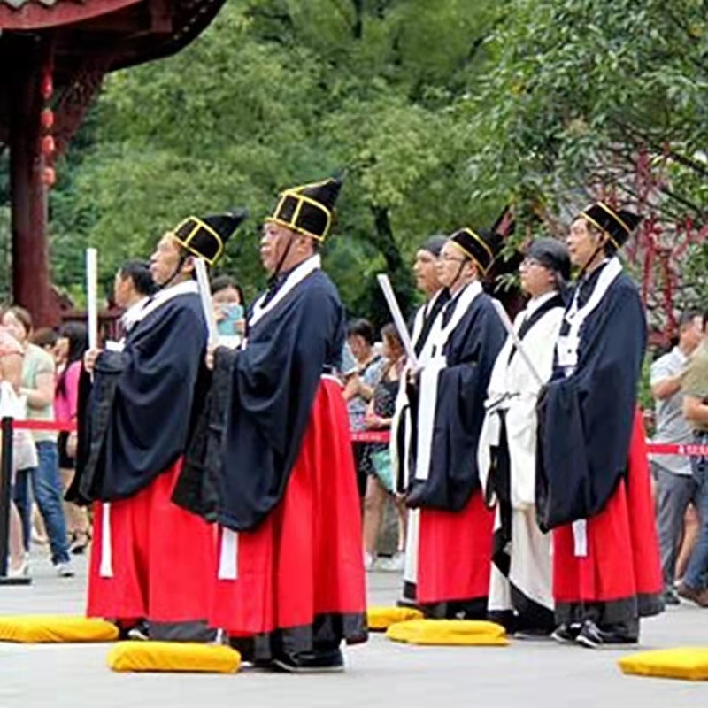  p data-id="gnvh35j5wa">古代祭祀时所用的礼服.