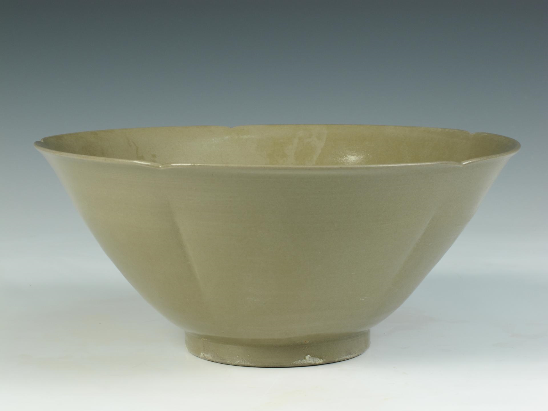 晚唐越窑青瓷花口大碗